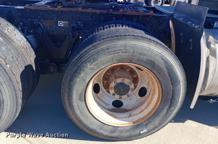 image for item EN8565 2012 Kenworth T800 semi truck