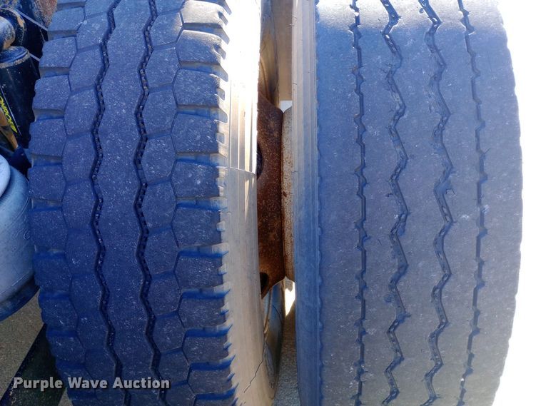 image for item EN8565 2012 Kenworth T800 semi truck