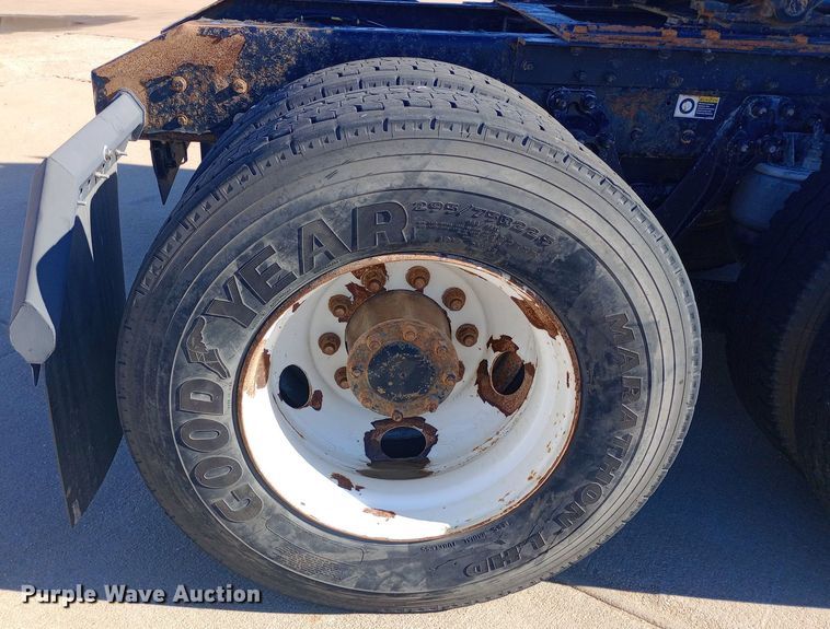 image for item EN8565 2012 Kenworth T800 semi truck