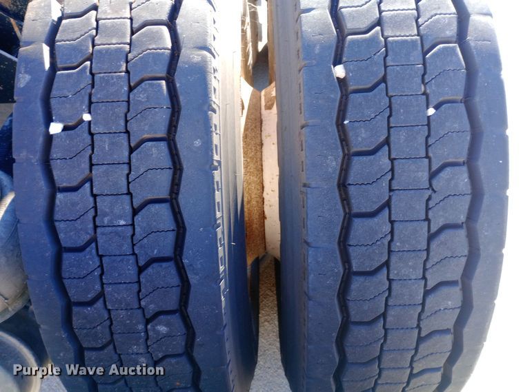 image for item EN8565 2012 Kenworth T800 semi truck