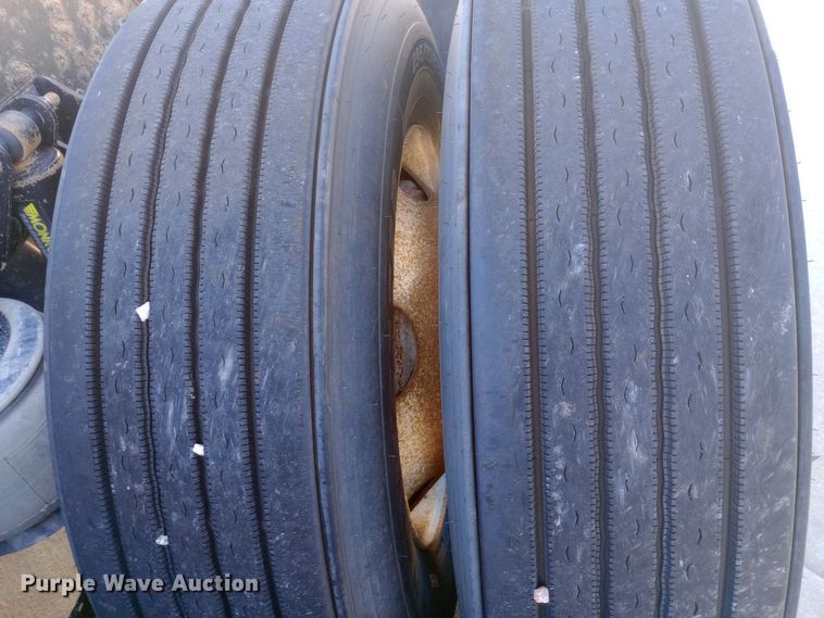 image for item EN8565 2012 Kenworth T800 semi truck