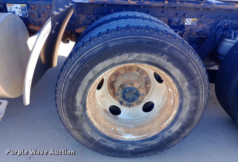 image for item EN8565 2012 Kenworth T800 semi truck