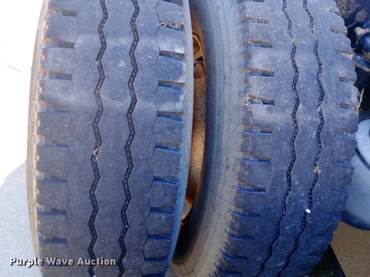 image for item EN8565 2012 Kenworth T800 semi truck