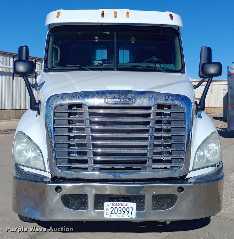 image for item EN8566 2012 Freightliner  Cascadia  semi truck