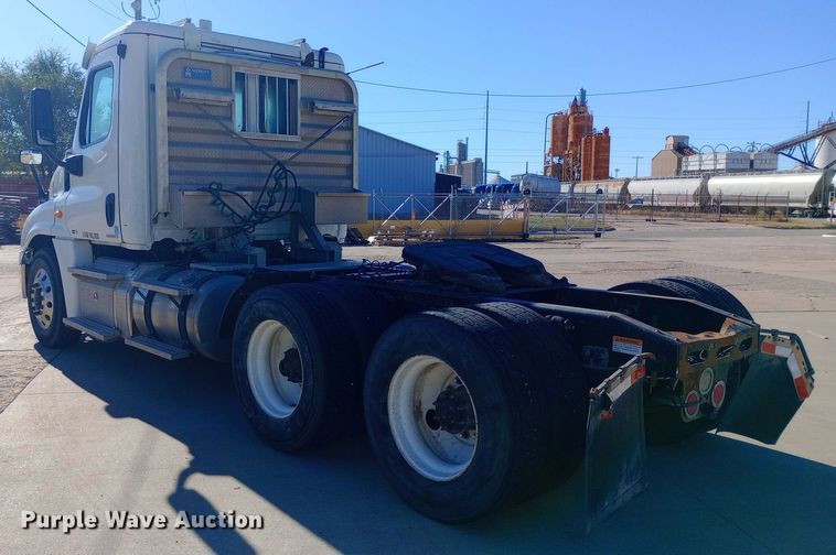 image for item EN8566 2012 Freightliner  Cascadia  semi truck