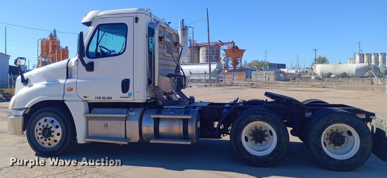 image for item EN8566 2012 Freightliner  Cascadia  semi truck