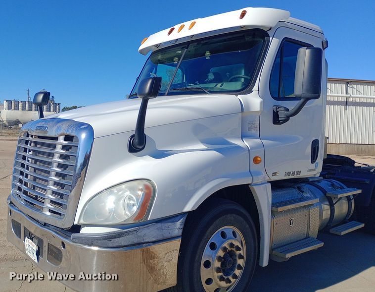 image for item EN8566 2012 Freightliner  Cascadia  semi truck