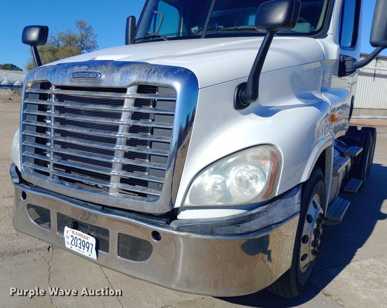 image for item EN8566 2012 Freightliner  Cascadia  semi truck
