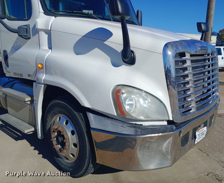 image for item EN8566 2012 Freightliner  Cascadia  semi truck