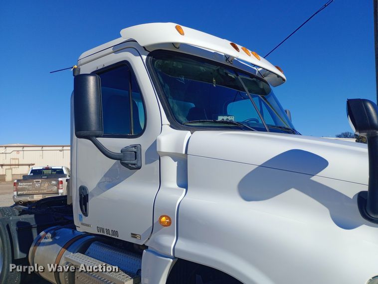 image for item EN8566 2012 Freightliner  Cascadia  semi truck