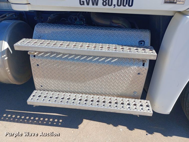 image for item EN8566 2012 Freightliner  Cascadia  semi truck