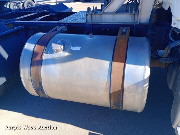 image for item EN8566 2012 Freightliner  Cascadia  semi truck