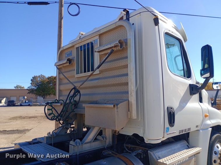 image for item EN8566 2012 Freightliner  Cascadia  semi truck