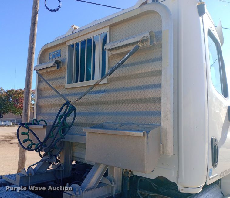 image for item EN8566 2012 Freightliner  Cascadia  semi truck