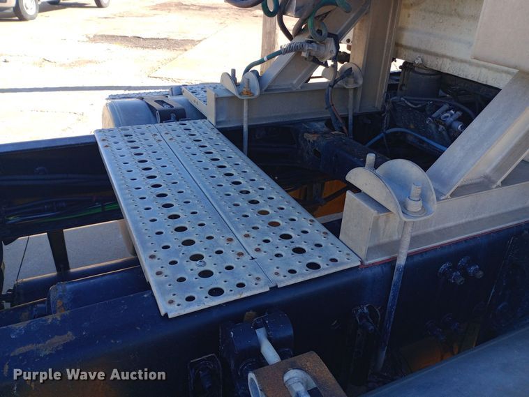 image for item EN8566 2012 Freightliner  Cascadia  semi truck