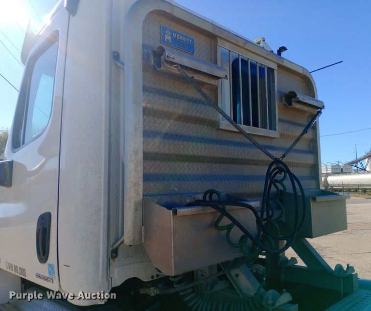 image for item EN8566 2012 Freightliner  Cascadia  semi truck