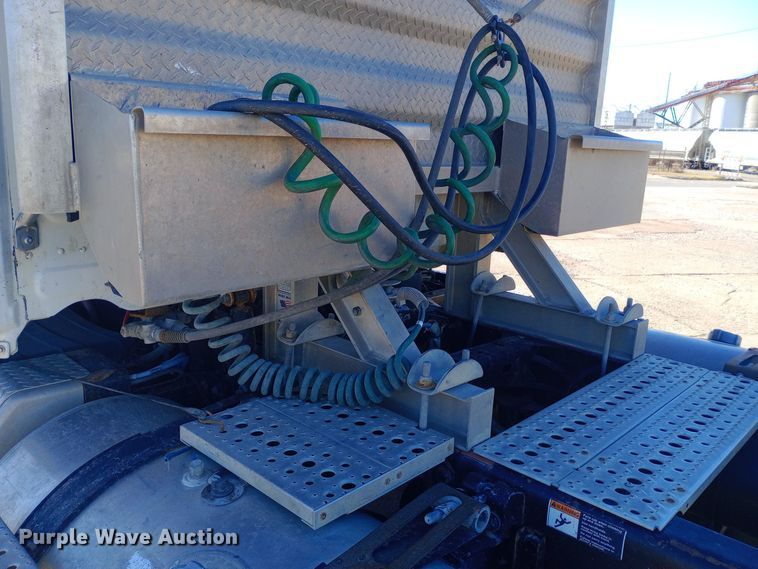 image for item EN8566 2012 Freightliner  Cascadia  semi truck