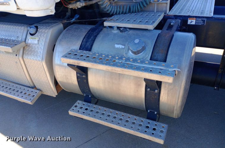 image for item EN8566 2012 Freightliner  Cascadia  semi truck