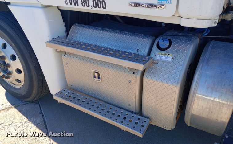 image for item EN8566 2012 Freightliner  Cascadia  semi truck