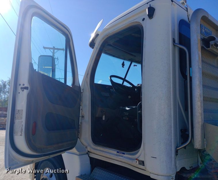 image for item EN8566 2012 Freightliner  Cascadia  semi truck