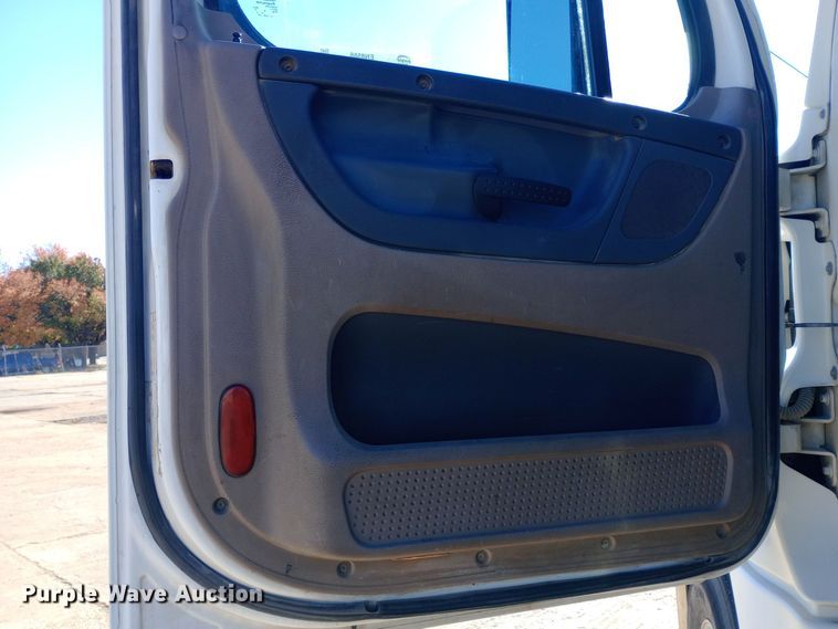 image for item EN8566 2012 Freightliner  Cascadia  semi truck