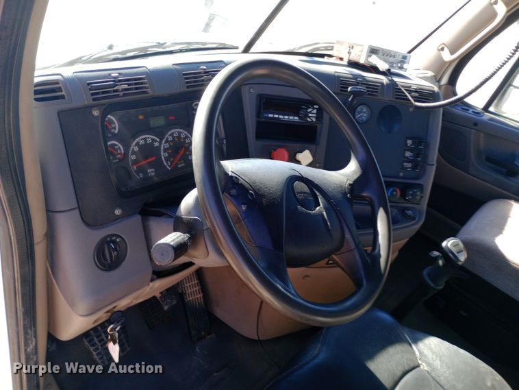 image for item EN8566 2012 Freightliner  Cascadia  semi truck