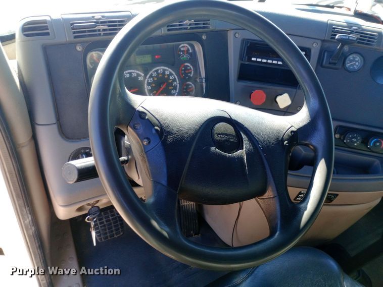 image for item EN8566 2012 Freightliner  Cascadia  semi truck