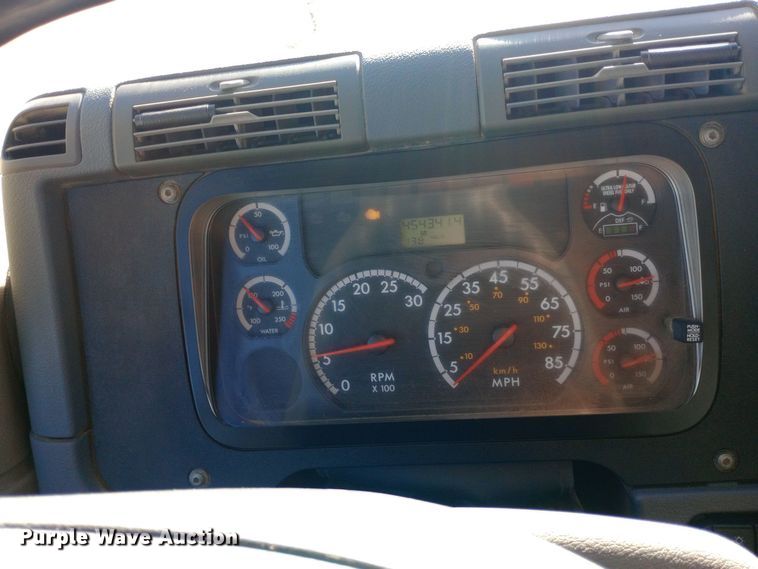 image for item EN8566 2012 Freightliner  Cascadia  semi truck