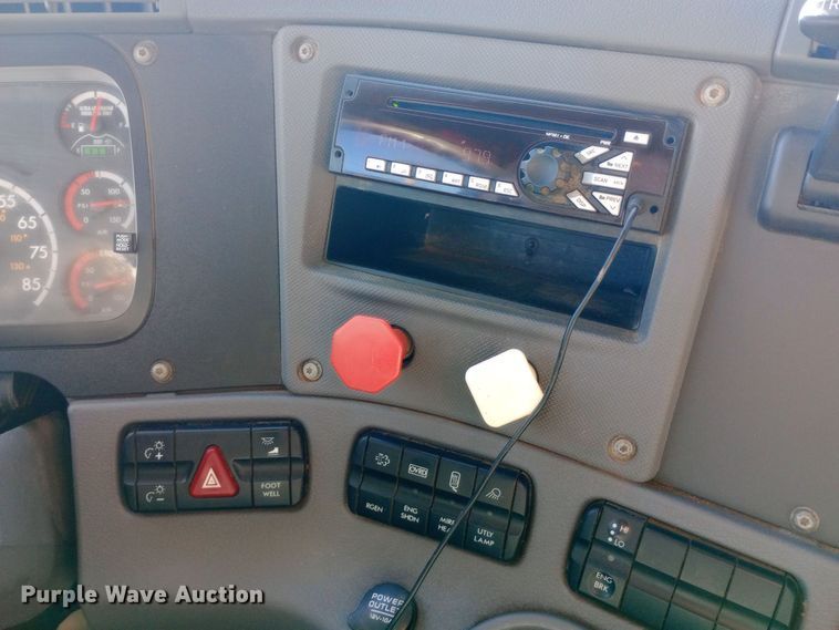 image for item EN8566 2012 Freightliner  Cascadia  semi truck