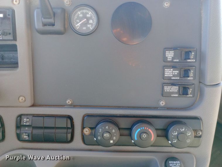 image for item EN8566 2012 Freightliner  Cascadia  semi truck