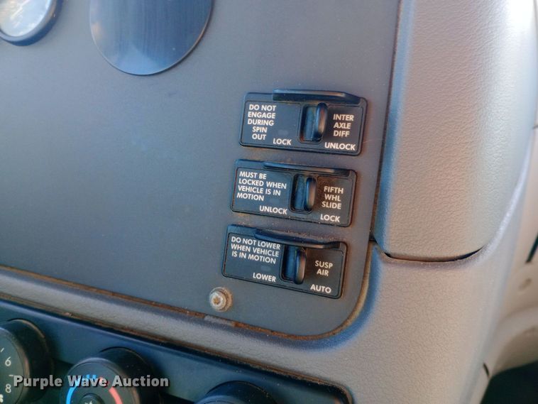 image for item EN8566 2012 Freightliner  Cascadia  semi truck