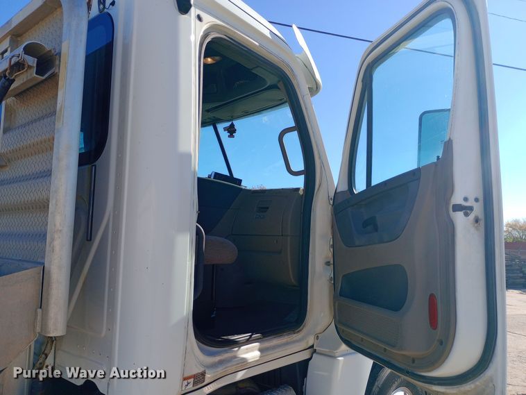 image for item EN8566 2012 Freightliner  Cascadia  semi truck