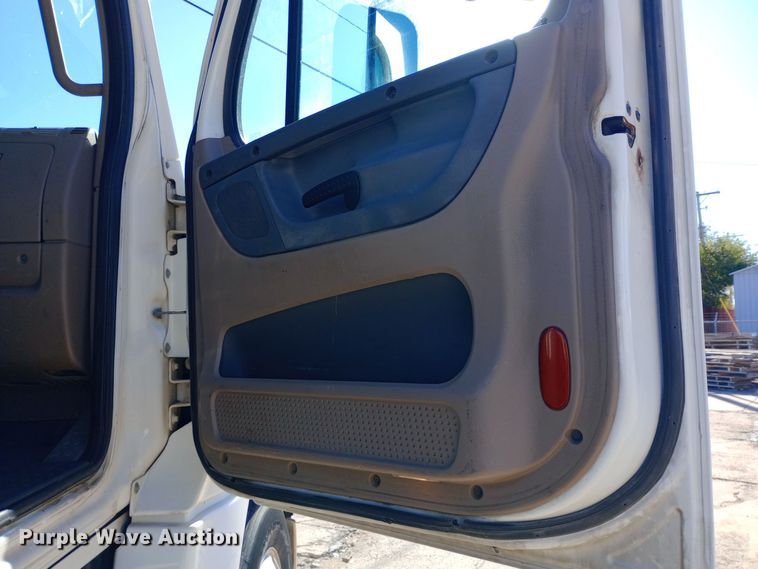 image for item EN8566 2012 Freightliner  Cascadia  semi truck