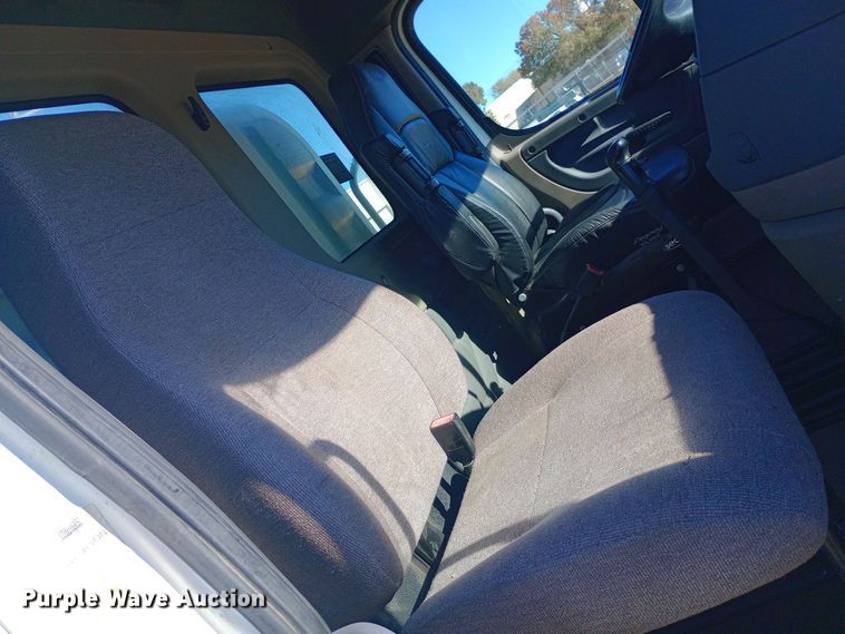 image for item EN8566 2012 Freightliner  Cascadia  semi truck