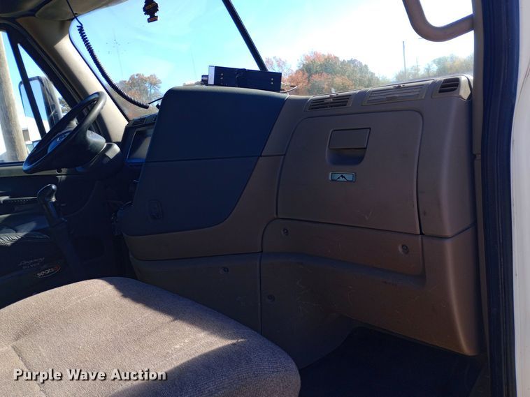 image for item EN8566 2012 Freightliner  Cascadia  semi truck