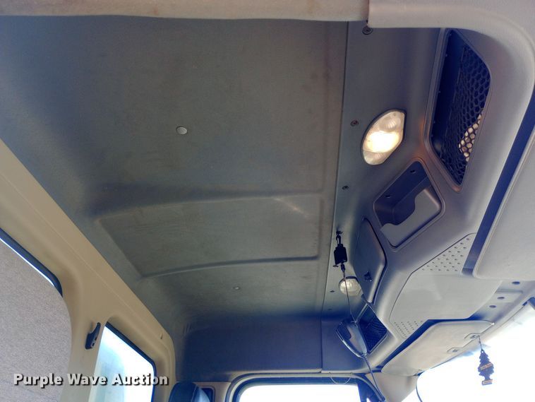 image for item EN8566 2012 Freightliner  Cascadia  semi truck