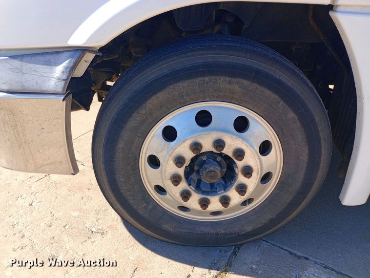 image for item EN8566 2012 Freightliner  Cascadia  semi truck