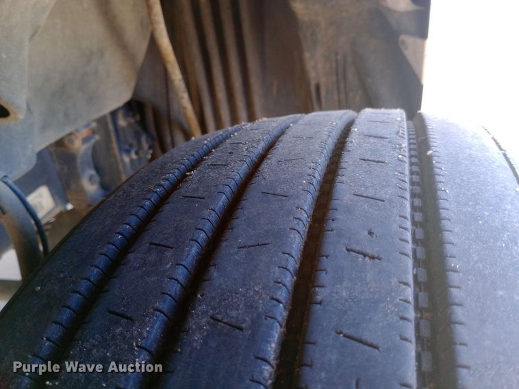 image for item EN8566 2012 Freightliner  Cascadia  semi truck