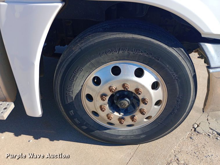 image for item EN8566 2012 Freightliner  Cascadia  semi truck