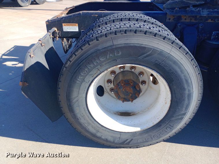 image for item EN8566 2012 Freightliner  Cascadia  semi truck