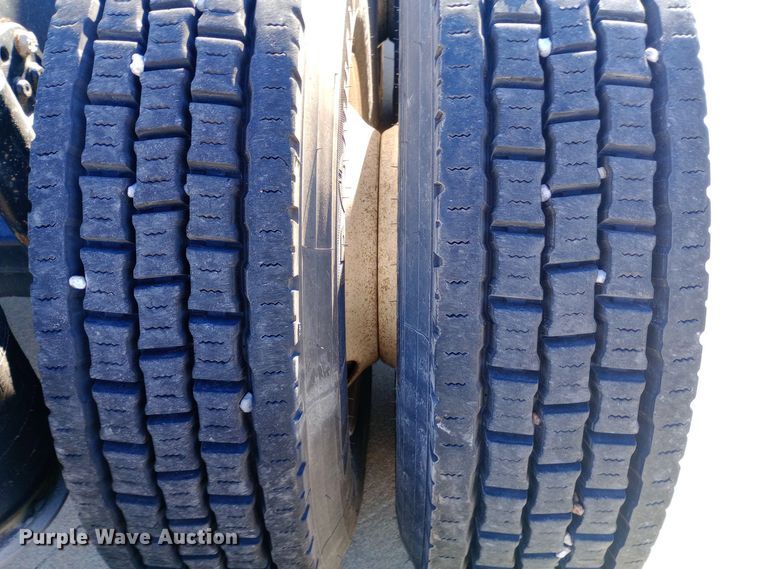 image for item EN8566 2012 Freightliner  Cascadia  semi truck