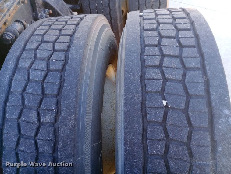 image for item EN8566 2012 Freightliner  Cascadia  semi truck