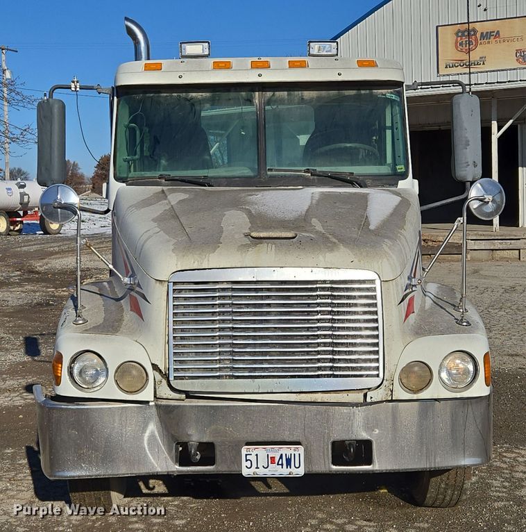 image for item EQ3726 2001 Freightliner  CST120 semi truck