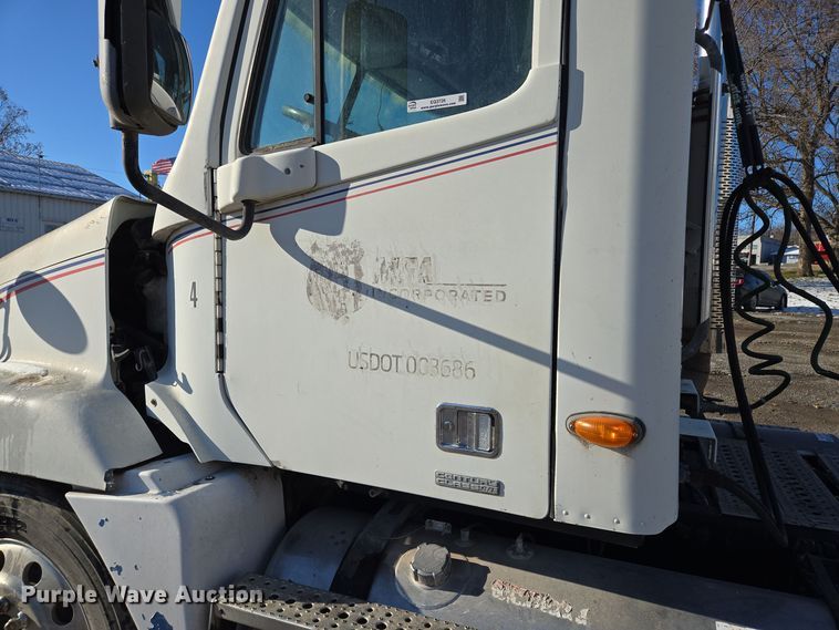 image for item EQ3726 2001 Freightliner  CST120 semi truck