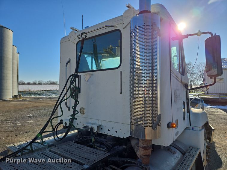 image for item EQ3726 2001 Freightliner  CST120 semi truck