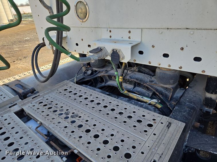 image for item EQ3726 2001 Freightliner  CST120 semi truck