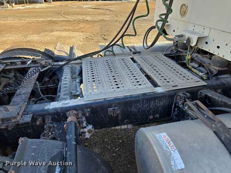 image for item EQ3726 2001 Freightliner  CST120 semi truck