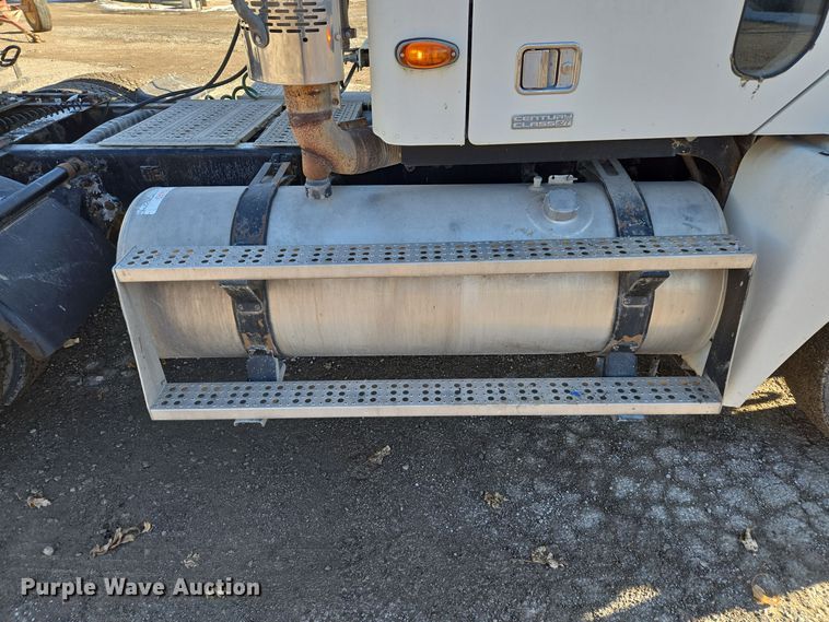 image for item EQ3726 2001 Freightliner  CST120 semi truck