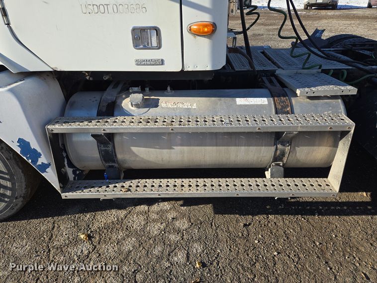 image for item EQ3726 2001 Freightliner  CST120 semi truck