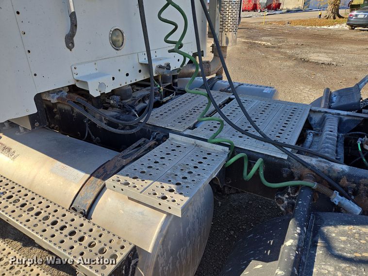 image for item EQ3726 2001 Freightliner  CST120 semi truck